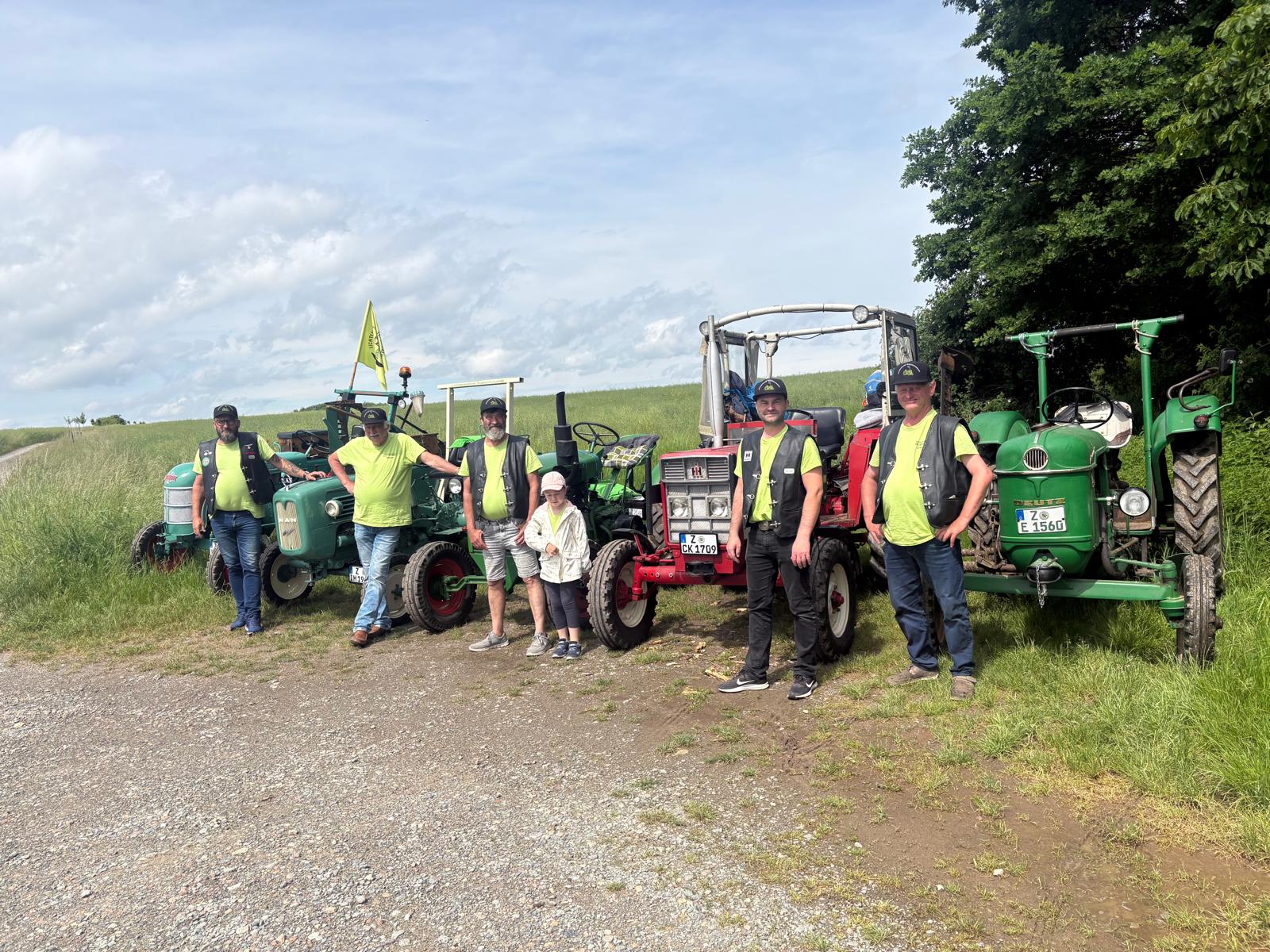 Gruppe von fünf Traktoren auf einer Wiese